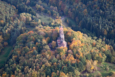 Château de Berwartstein à Erlenbach bei Dahn dans le département Rhénanie-Palatinat, Allemagne du point de vue du drone