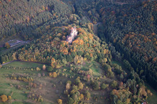Château de Berwartstein à Erlenbach bei Dahn dans le département Rhénanie-Palatinat, Allemagne vu d'un drone