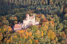 Vue aérienne de Château de Berwartstein à Erlenbach bei Dahn dans le département Rhénanie-Palatinat, Allemagne