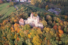 Vue aérienne de Ruines et vestiges des murs de l'ancien complexe du château et de la forteresse du château de Berwartstein à Erlenbach bei Dahn dans le département Rhénanie-Palatinat, Allemagne