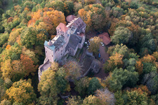 Vue aérienne de Complexe du château du château de Berwartstein dans les feuilles d'automne à Erlenbach bei Dahn dans le département Rhénanie-Palatinat, Allemagne