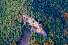 Vue oblique de Rotzenfelsen à le quartier Gossersweiler in Gossersweiler-Stein dans le département Rhénanie-Palatinat, Allemagne