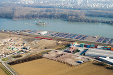 Vue aérienne de Port à conteneurs à Wörth am Rhein dans le département Rhénanie-Palatinat, Allemagne