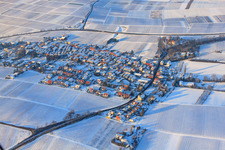 Vue aérienne de Vue du village depuis le sud en hiver avec de la neige à le quartier Wollmesheim in Landau in der Pfalz dans le département Rhénanie-Palatinat, Allemagne