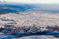 Vue aérienne de Vue hivernale enneigée des rues et des maisons des zones résidentielles à Siebeldingen dans le département Rhénanie-Palatinat, Allemagne
