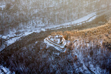 Photographie aérienne de Ruines enneigées en hiver et vestiges du mur de l'ancien complexe du château et de la forteresse du château de Landeck à Klingenmünster dans le département Rhénanie-Palatinat, Allemagne