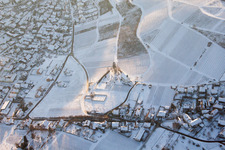Vue aérienne de Chapelle Saint-Denys dans la neige à le quartier Gleiszellen in Gleiszellen-Gleishorbach dans le département Rhénanie-Palatinat, Allemagne