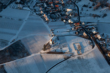 Vue oblique de Chapelle Saint-Denys dans la neige à le quartier Gleiszellen in Gleiszellen-Gleishorbach dans le département Rhénanie-Palatinat, Allemagne