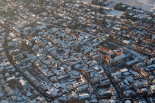 Vue oblique de Hiver, vue sur la ville enneigée avec rues et maisons dans les zones résidentielles à Bad Bergzabern dans le département Rhénanie-Palatinat, Allemagne