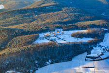 Vue aérienne de Monastère de Liebfrauenberg en hiver sous la neige à Bad Bergzabern dans le département Rhénanie-Palatinat, Allemagne