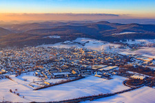 Vue aérienne de Vue d'ensemble de la ville depuis le sud-est en hiver avec de la neige à Bad Bergzabern dans le département Rhénanie-Palatinat, Allemagne