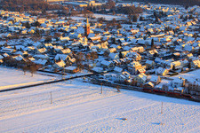Vue aérienne de Volmersweilerer Straße en hiver avec de la neige à le quartier Schaidt in Wörth am Rhein dans le département Rhénanie-Palatinat, Allemagne