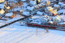 Vue aérienne de Station Schaidt en hiver avec neige à le quartier Schaidt in Wörth am Rhein dans le département Rhénanie-Palatinat, Allemagne