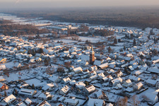 Vue aérienne de Bâtiments d'église enneigés en hiver au centre du village à le quartier Schaidt in Wörth am Rhein dans le département Rhénanie-Palatinat, Allemagne