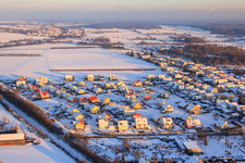 Vue aérienne de Nouvelle zone de développement Landauer Weg en hiver avec de la neige à le quartier Schaidt in Wörth am Rhein dans le département Rhénanie-Palatinat, Allemagne