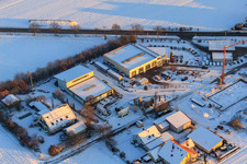 Vue aérienne de Karlshöhlchen en hiver avec de la neige à Freckenfeld dans le département Rhénanie-Palatinat, Allemagne