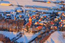 Manifestation. Église en hiver sous la neige à Minfeld dans le département Rhénanie-Palatinat, Allemagne hors des airs