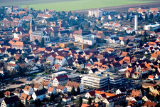 Vue des rues et des maisons des quartiers résidentiels à Kandel dans le département Rhénanie-Palatinat, Allemagne d'en haut