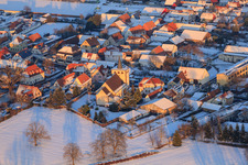 Vue aérienne de Église catholique en hiver avec de la neige à Minfeld dans le département Rhénanie-Palatinat, Allemagne