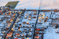 Vue aérienne de Nouvelle zone de développement à Holderbusch en hiver avec de la neige à Minfeld dans le département Rhénanie-Palatinat, Allemagne