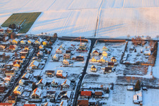 Vue aérienne de Nouvelle zone de développement à Holderbusch en hiver avec de la neige à Minfeld dans le département Rhénanie-Palatinat, Allemagne