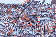 Vue aérienne de Route principale du sud en hiver avec de la neige à Kandel dans le département Rhénanie-Palatinat, Allemagne