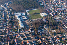 Vue aérienne de Ensemble d'installations sportives du TSG Maxdorf avec salle de sport forestière à Maxdorf dans le département Rhénanie-Palatinat, Allemagne