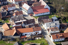 Vue aérienne de Rue principale à Dierbach dans le département Rhénanie-Palatinat, Allemagne
