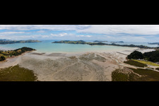 Vue aérienne de Panorama du paysage côtier sur la plage de sable du Pacifique Sud dans le district de McGreogor Bay à Coromandel dans le département Waïkato, Nouvelle-Zélande
