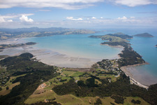 Vue aérienne de Côte marine de la baie McGregor à Coromandel dans le département Waïkato, Nouvelle-Zélande
