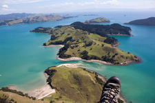 Vue aérienne de Zone côtière de l'île de Wanganui en Wyuna Bay à le quartier Wyuna Bay in Coromandel dans le département Waïkato, Nouvelle-Zélande