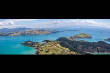 Vue aérienne de Panorama du paysage côtier sur la plage de sable du Pacifique Sud dans le district de McGreogor Bay à Coromandel à Whanganui Island dans le département Waïkato, Nouvelle-Zélande