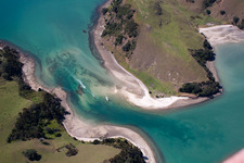 Vue aérienne de Surface de l'eau sur la côte de la mer entre deux îles de la baie Mcgregor à Wyuna Bay à Whanganui Island dans le département Waïkato, Nouvelle-Zélande