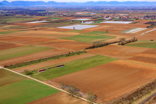 Aérodrome modèle à Freckenfeld dans le département Rhénanie-Palatinat, Allemagne du point de vue du drone