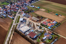 Zone commerciale à Freckenfeld dans le département Rhénanie-Palatinat, Allemagne hors des airs