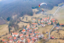 Vue aérienne de Vue sur le village à Schweickershausen dans le département Thuringe, Allemagne