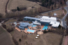 Vue aérienne de Thermes et piscine à la piscine extérieure de l'établissement de loisirs à Bad Rodach dans le département Bavière, Allemagne