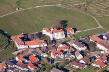 Vue aérienne de Château Neuweier vu du sud-ouest à le quartier Neuweier in Baden-Baden dans le département Bade-Wurtemberg, Allemagne