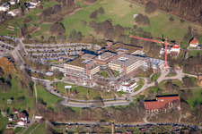 Vue aérienne de Chantier pour une nouvelle extension sur le terrain de l'hôpital de la Klinikum Mittelbaden Baden-Baden Balg à le quartier Oos in Baden-Baden dans le département Bade-Wurtemberg, Allemagne