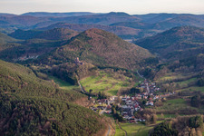 Vue aérienne de Erlenbach à Erlenbach bei Dahn dans le département Rhénanie-Palatinat, Allemagne