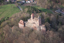 Erlenbach bei Dahn dans le département Rhénanie-Palatinat, Allemagne du point de vue du drone