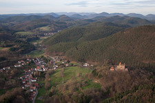 Vue aérienne de Vue des rues et des maisons des quartiers résidentiels à Erlenbach bei Dahn dans le département Rhénanie-Palatinat, Allemagne