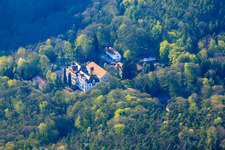 Clinique à Eußerthal dans le département Rhénanie-Palatinat, Allemagne du point de vue du drone