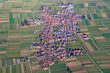 Vue aérienne de Village viticole entre les vignes de l'ouest à le quartier Rhodt in Rhodt unter Rietburg dans le département Rhénanie-Palatinat, Allemagne