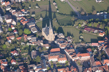 Vue aérienne de Bâtiment de l'église Saint-Louis dans le vieux centre-ville du centre-ville à Edenkoben dans le département Rhénanie-Palatinat, Allemagne