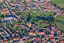 Vue aérienne de Église Saint-Louis-sur-Weinberg dans la ville à Edenkoben dans le département Rhénanie-Palatinat, Allemagne
