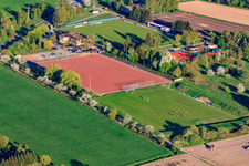 Vue aérienne de Terrains de football du TB Jahn Zeiskam 1896 ev à Zeiskam dans le département Rhénanie-Palatinat, Allemagne