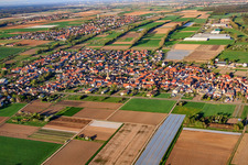Rue principale à Zeiskam dans le département Rhénanie-Palatinat, Allemagne d'en haut