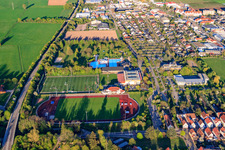 Vue aérienne de Stade et terrain en gazon synthétique du FSV Offenbach à Queichtalbad à le quartier Offenbach in Offenbach an der Queich dans le département Rhénanie-Palatinat, Allemagne