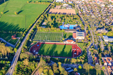 Vue aérienne de Stade et terrain en gazon synthétique du FSV Offenbach à Queichtalbad à le quartier Offenbach in Offenbach an der Queich dans le département Rhénanie-Palatinat, Allemagne